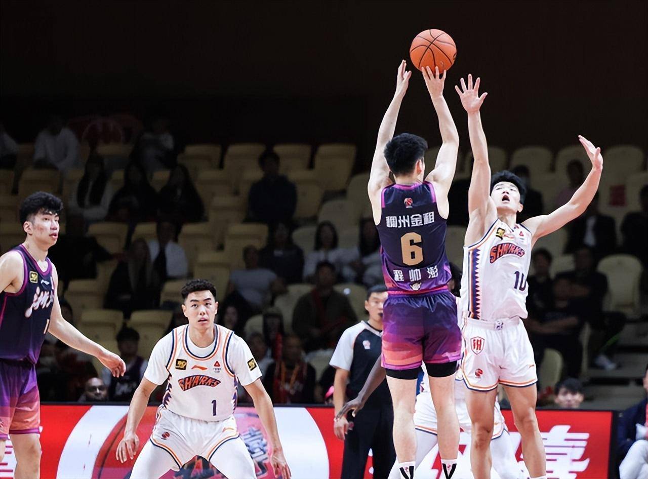 开云体育官方网站-本土球星表现抢眼，国内篮球赛氛围盛大的简单介绍