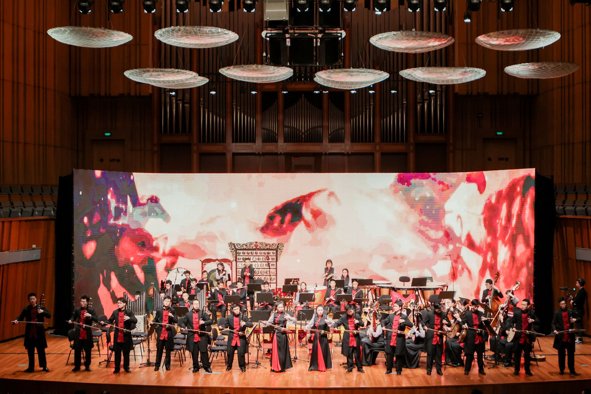 关于龙腾虎跃，双方争锋相对场面逼人的信息