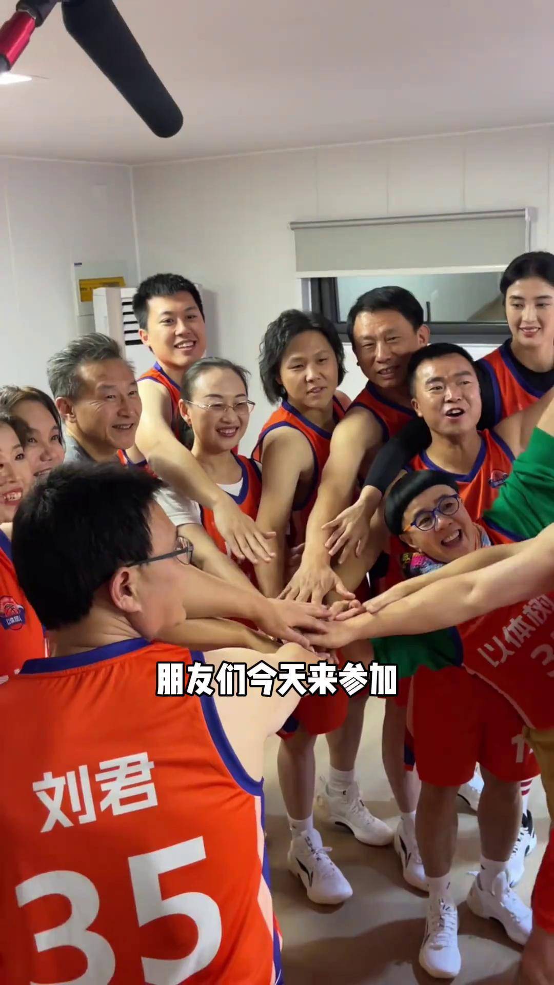 青少年篮球训练营组织公益表演赛，积极参与