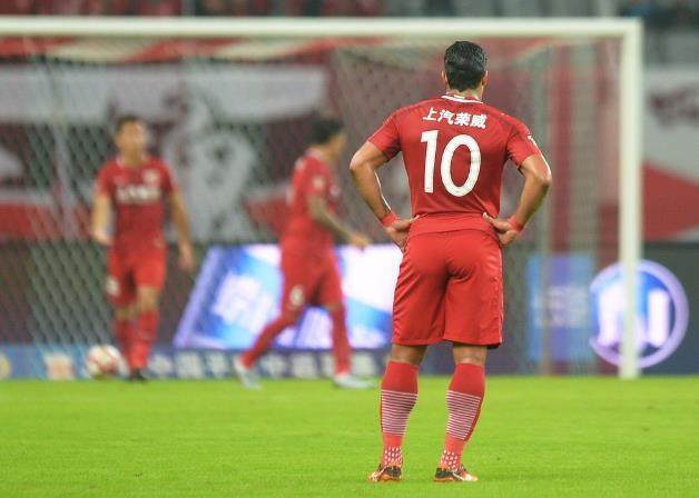 包含富力客场输给上港，积分排名微幅下滑的词条