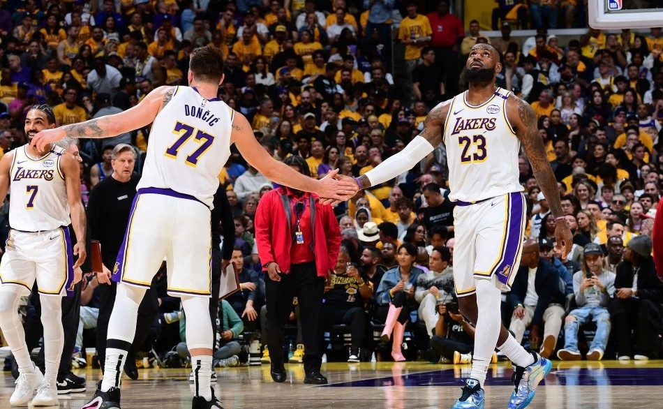 森林狼胜过篮网，全队合力完成任务