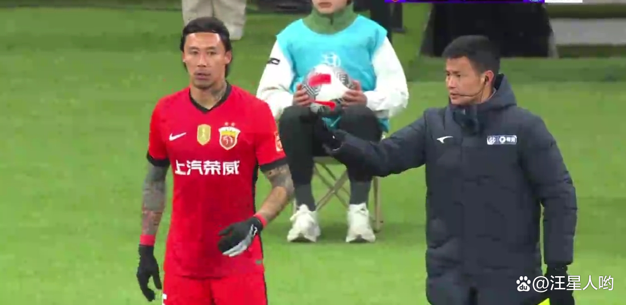 双方均表现出色，球场上展开激烈拼搏角逐