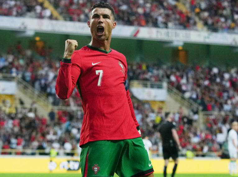 开云体育-葡萄牙队晋级欧锦赛决赛阶段，C罗表现抢眼的简单介绍
