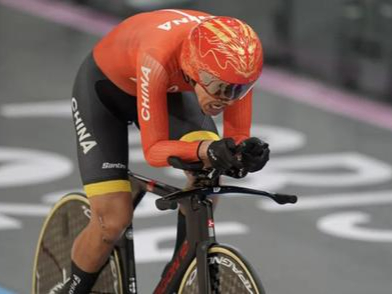 德国选手在自行车比赛中积极争取金牌