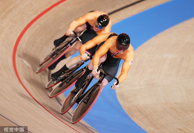 荷兰运动员在自行车比赛中表现出色