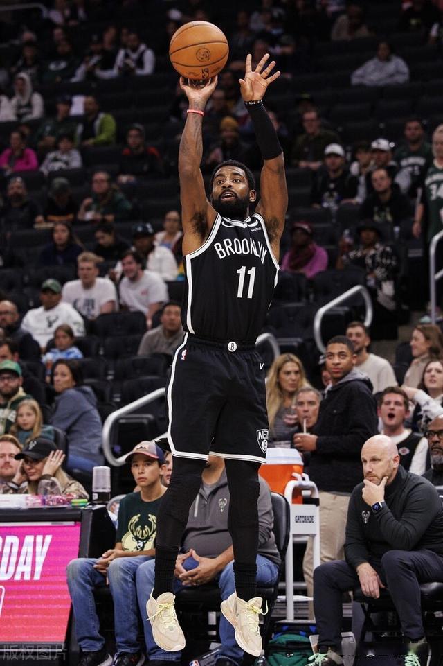 篮网球员在比赛中发挥助攻天赋