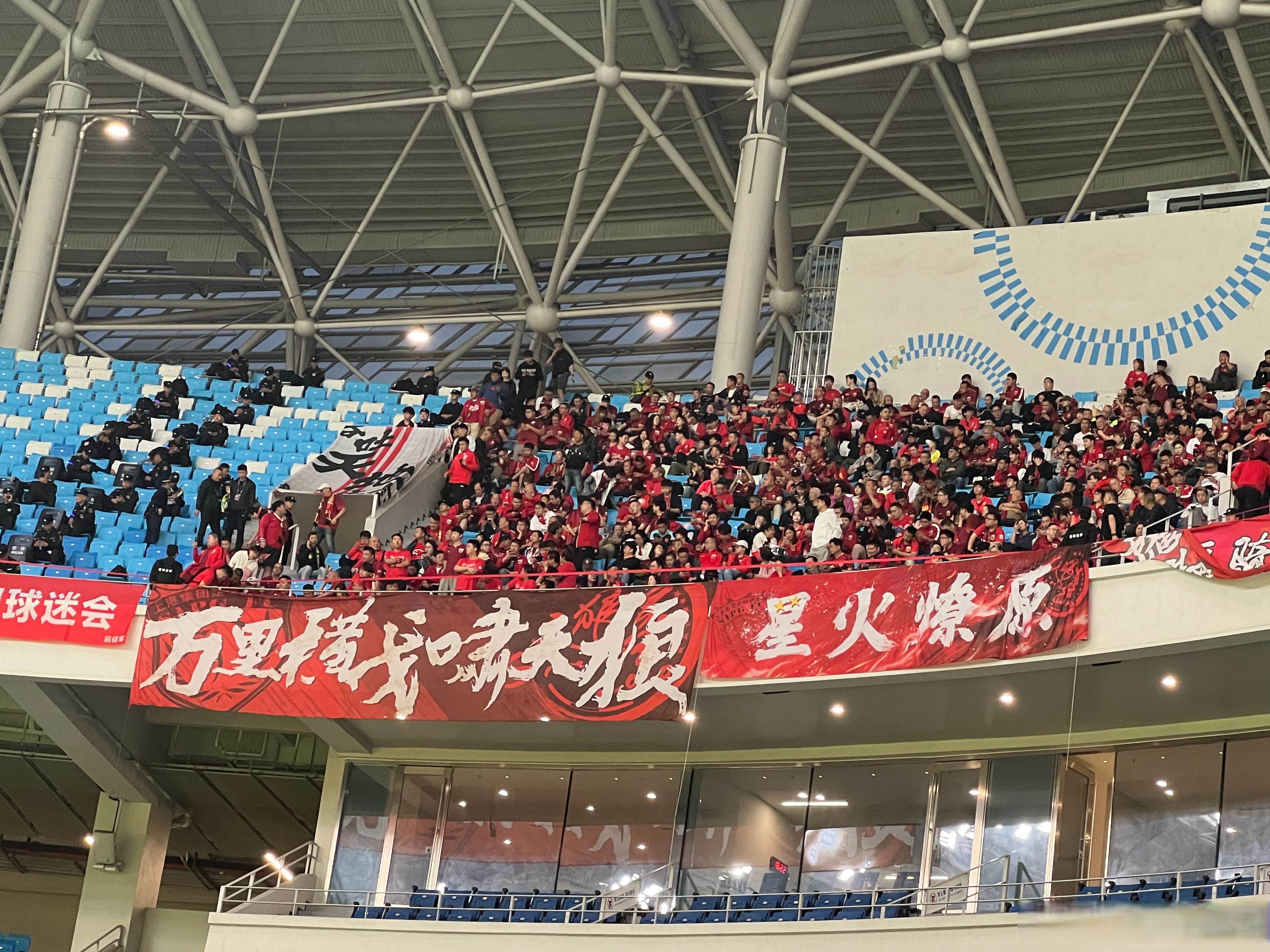 上海上港客场大胜，稳固领先位置势不可挡的简单介绍