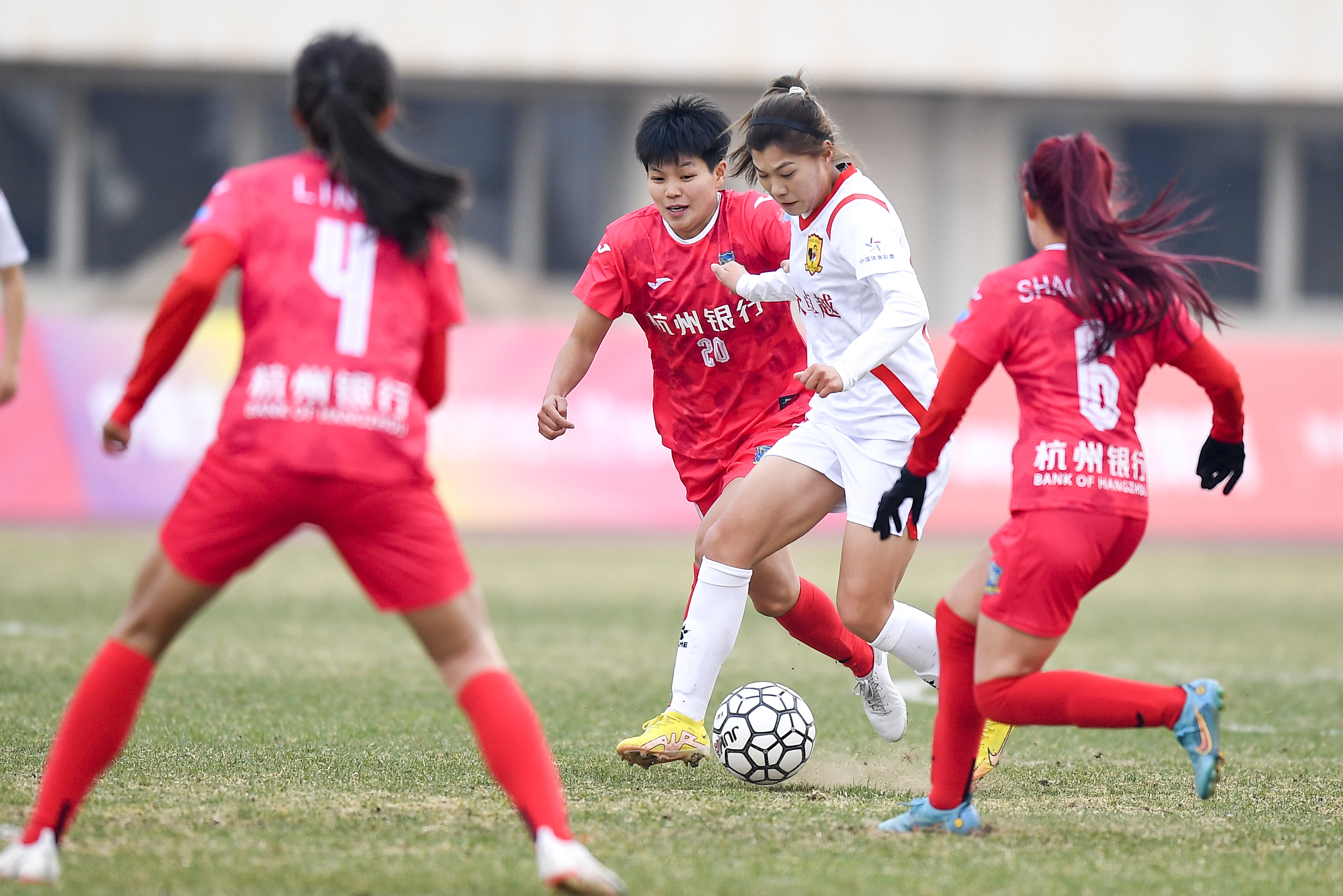 开云体育中国-包含足球女队赛事精彩纷呈，球迷欢呼雀跃的词条