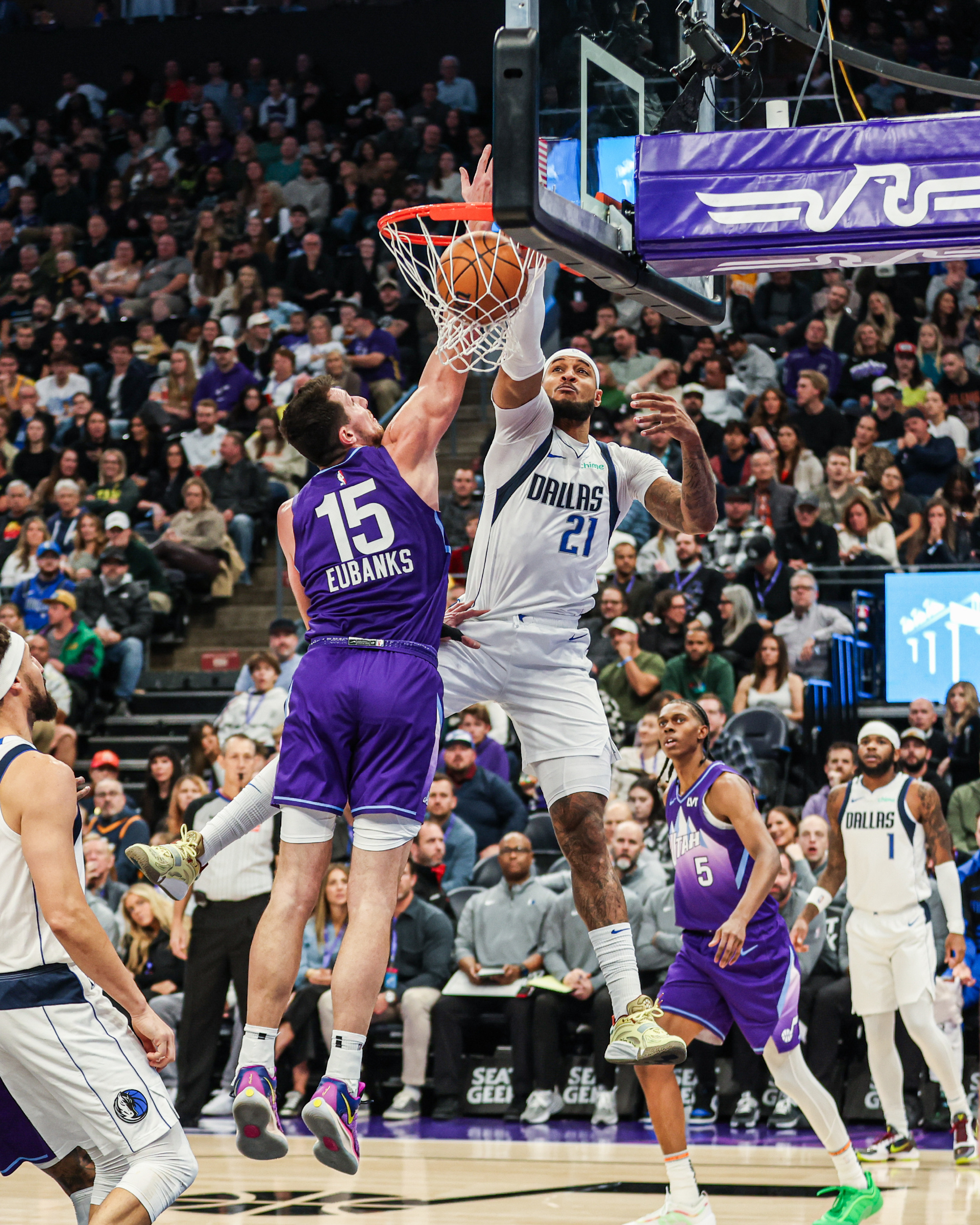 爵士主场大胜独行侠，取得三连胜的简单介绍