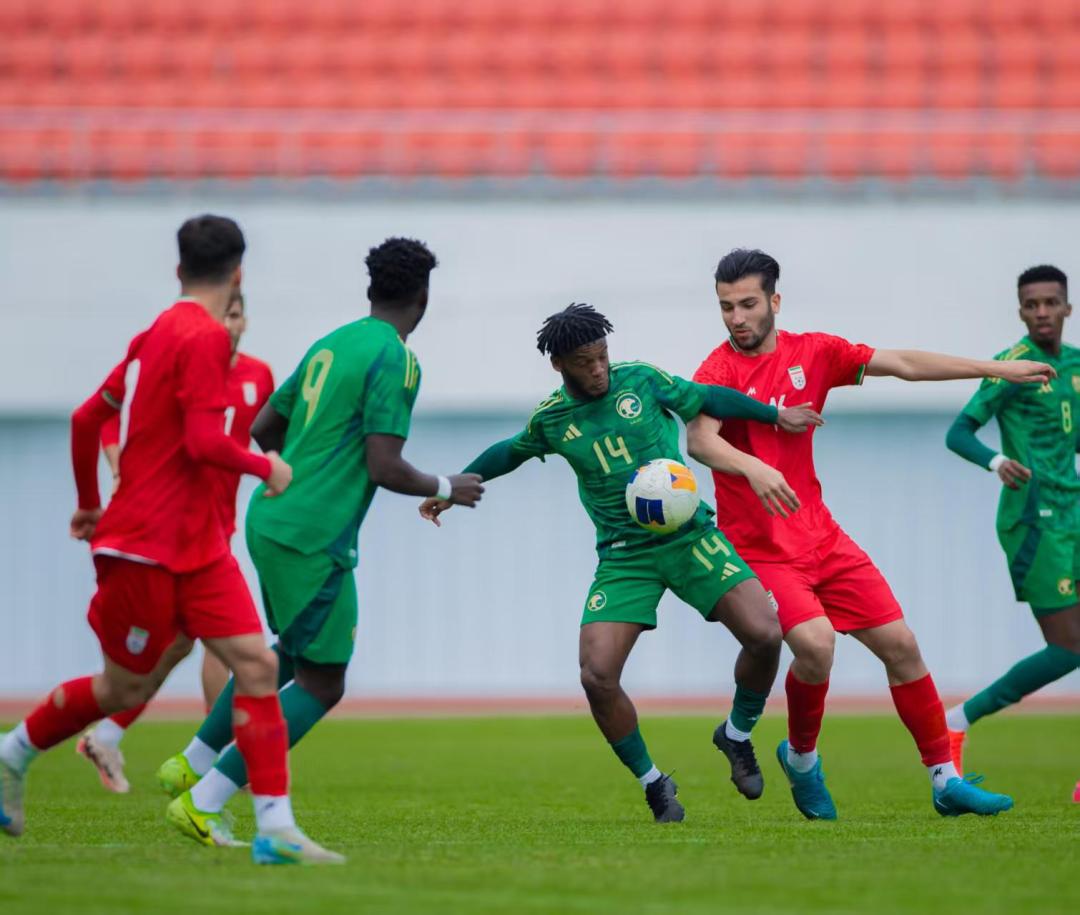 开云体育下载-球队团结协作共同迎战敌人