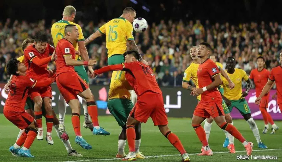 足球场上双方将争夺胜利荣耀