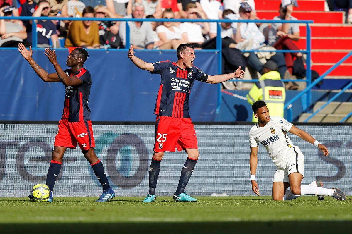 开云体育在线-卡昂队主场惨败斯特拉斯堡，遭遇连败