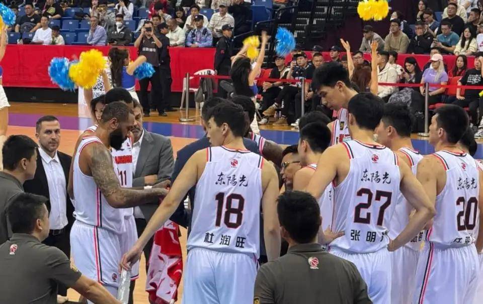 开云官网-上海举行篮球比赛，利物浦表现惊险的简单介绍