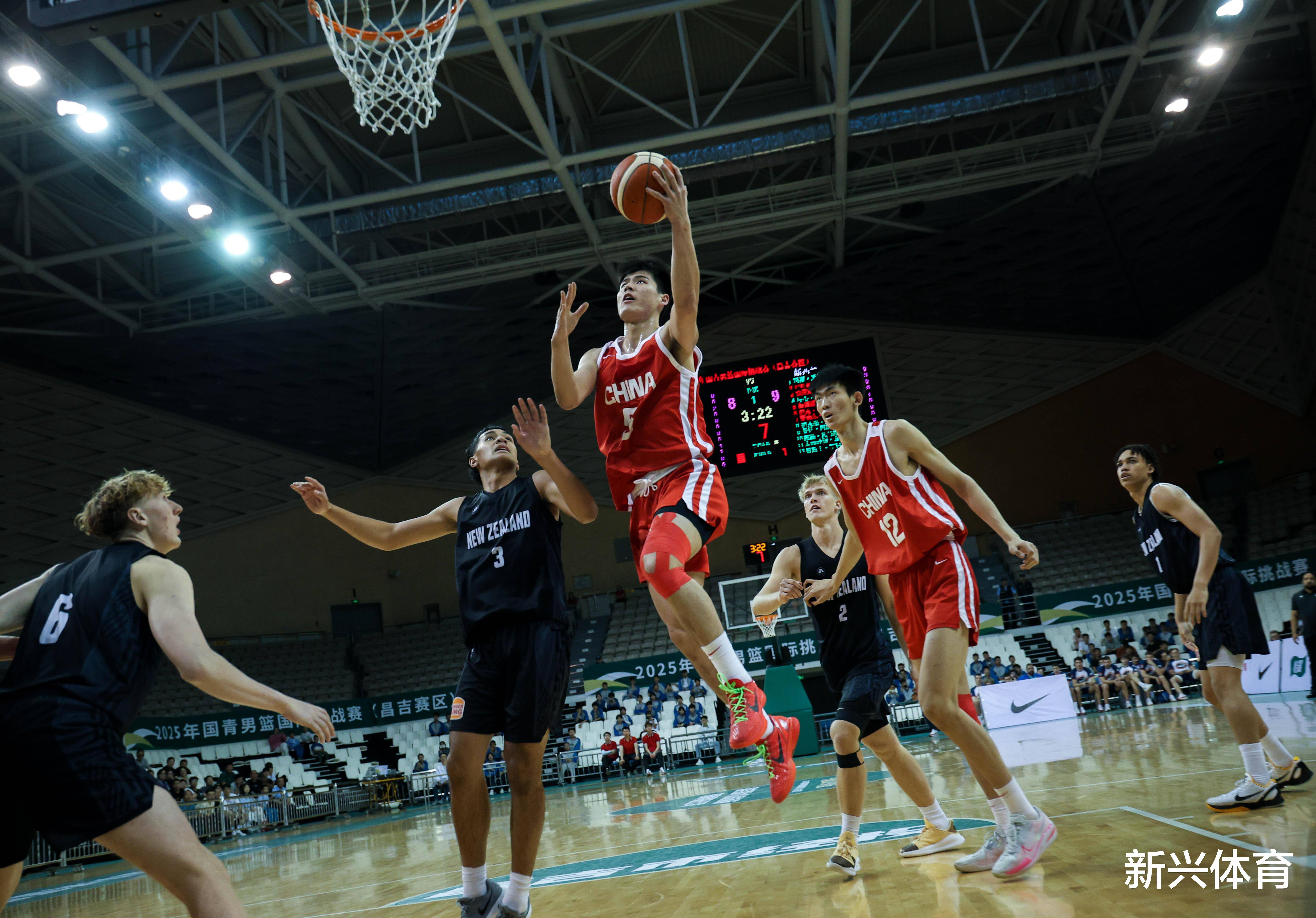 包含篮球训练营拉开帷幕，吸引众多球迷参与的词条