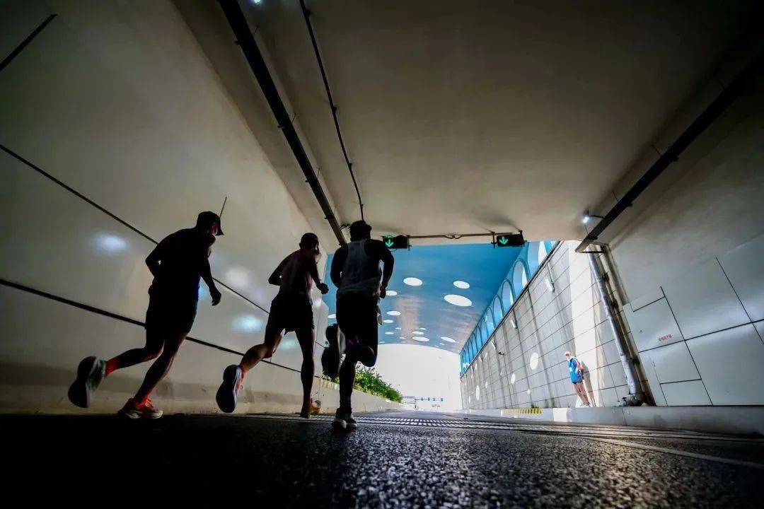 开云体育中国-马拉松赛事中火箭战胜对手成功破纪录