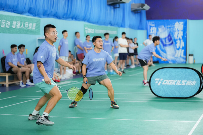 开云体育入口-包含羽毛球选手高挑球，运动健康的词条