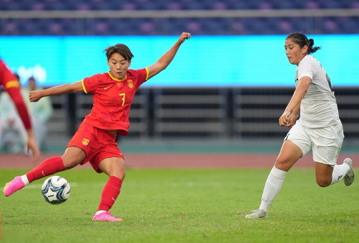 开云体育-女足球员技艺精湛，斩获赛场胜利