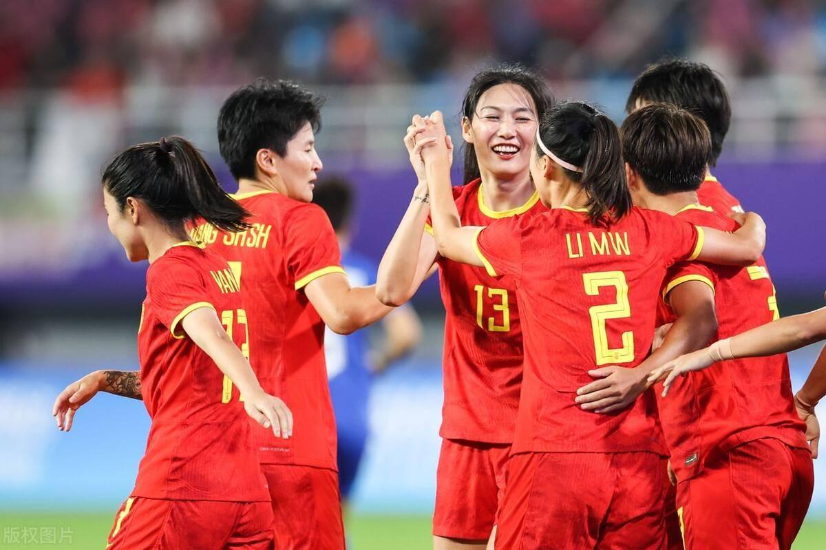 中国女足队员无惧强敌，夺得比赛冠军