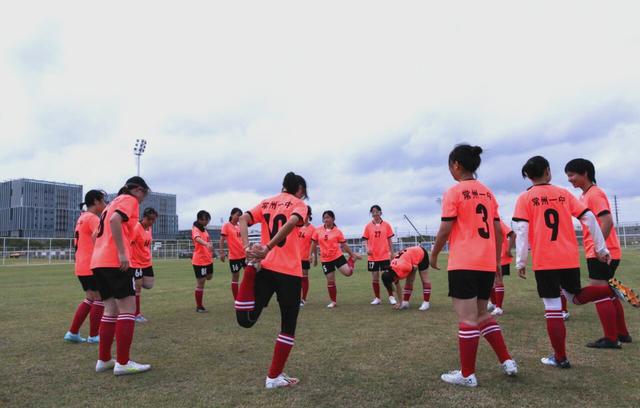 开云体育下载-世界足球比赛中，女队员积极拼搏