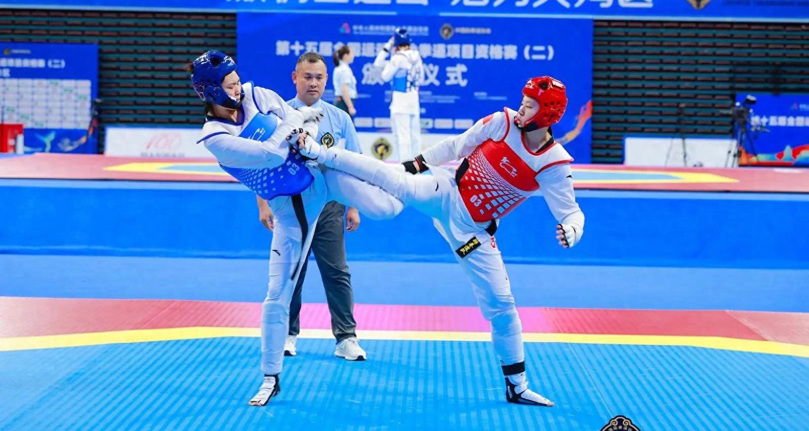 比赛过程波澜壮阔,双方队员展现出顽强拼搏的精神 比赛过程波澜壮阔,双方队员展现出顽强拼搏的精神